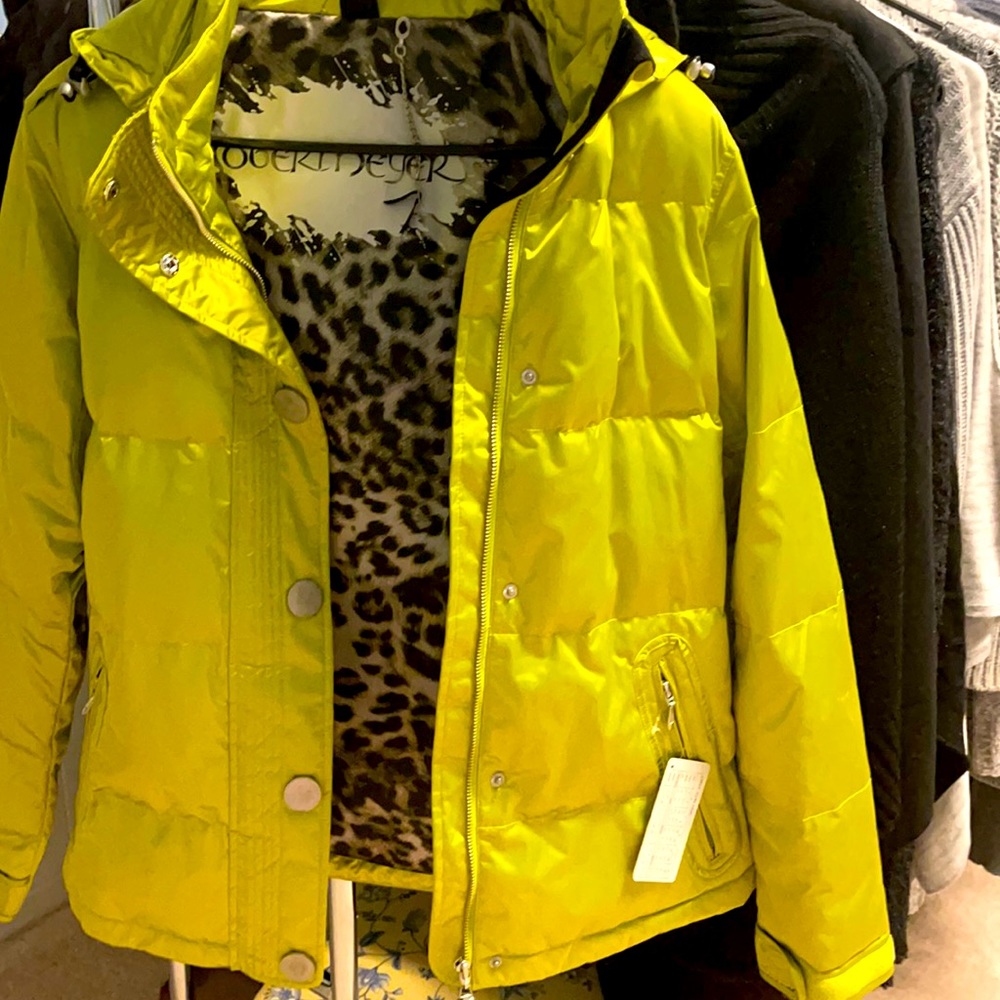 Rare stylish Obermeyer shiny yellow/green never worn women’s jacket